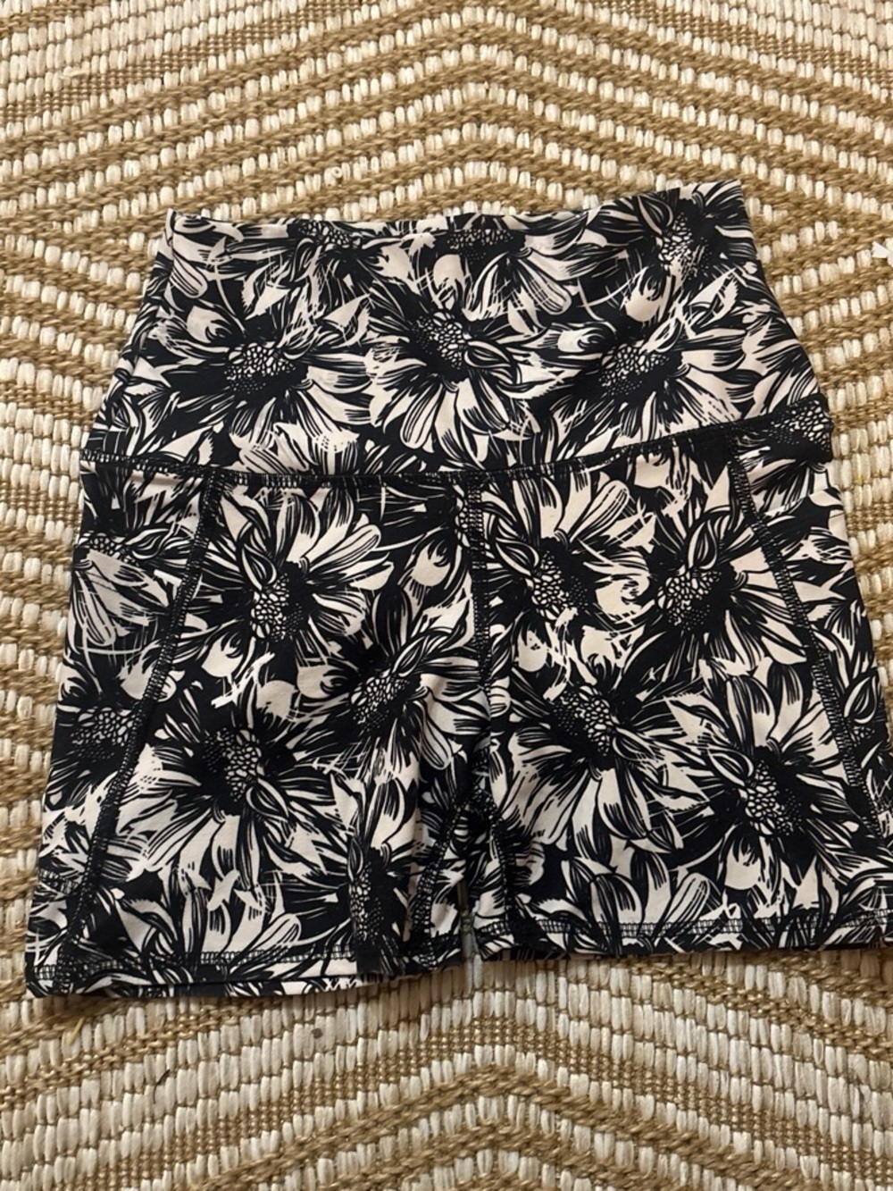 High-Waist Floral Print Women’s Yoga Shorts - Black & White